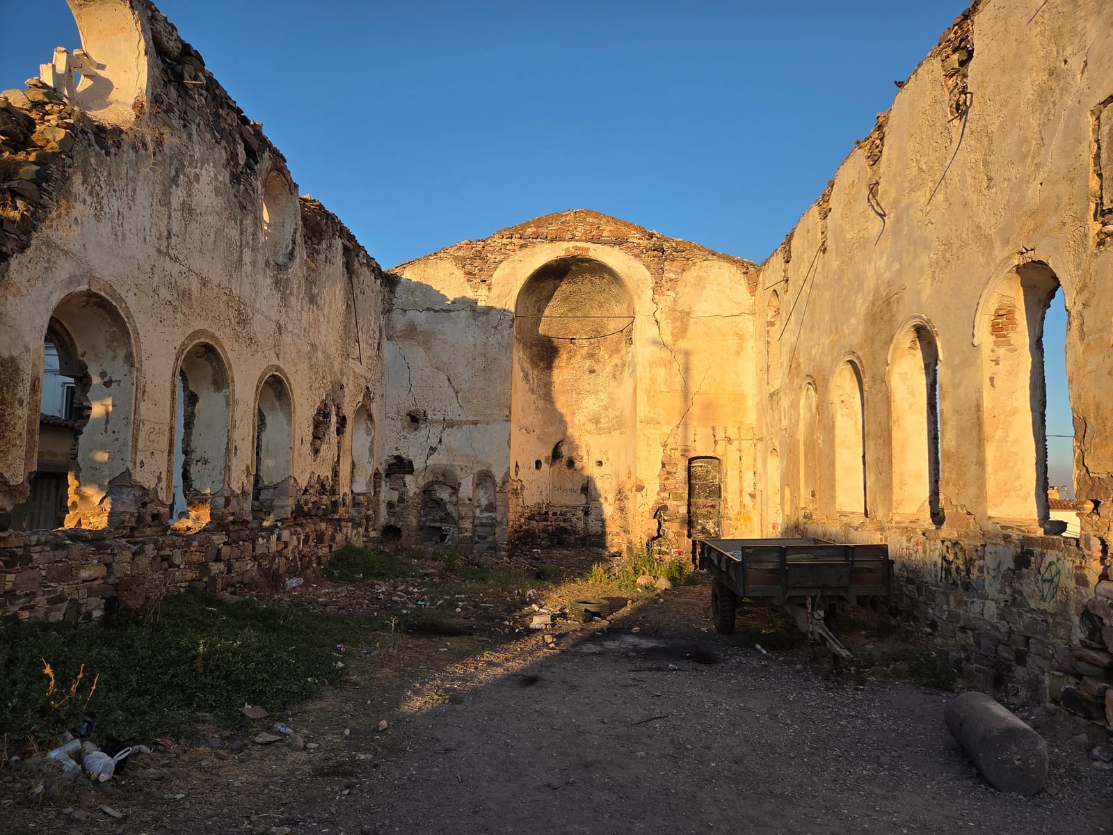 Yıkık kilisenin iç mekânı — kemerler ve açık gökyüzü