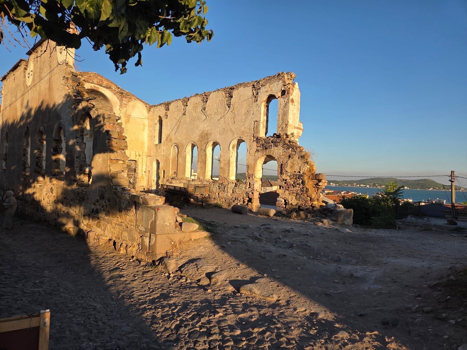 Cunda'daki yıkık Rum kilisesi ve arkasında Ayvalık körfezi