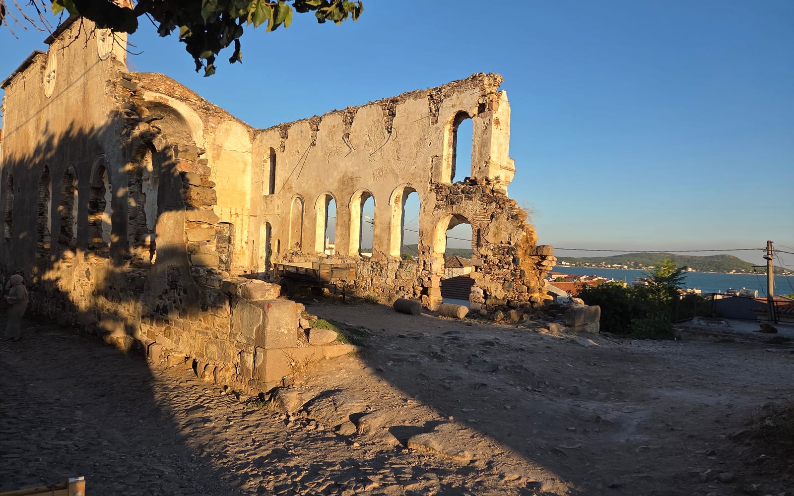 Cunda kıyı şeridi ve Ayvalık körfezi, tepedeki kilise kalıntısından