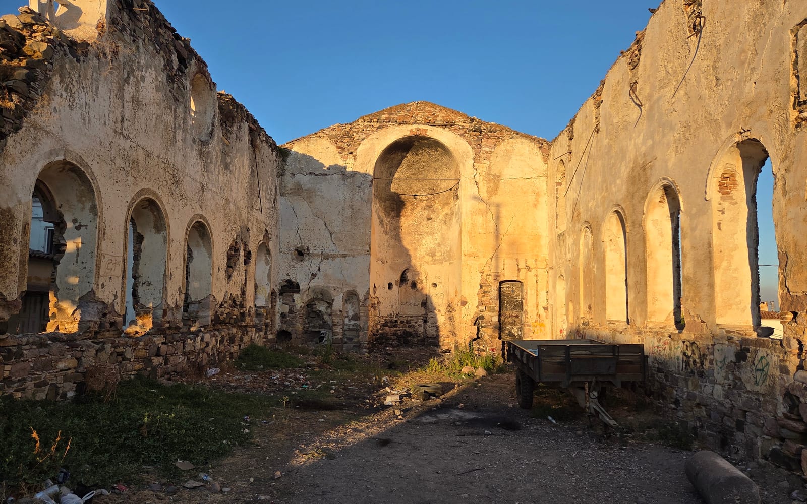 Cunda'daki yıkık Rum kilisesinin iç mekânı — kemerler ve açık gökyüzü