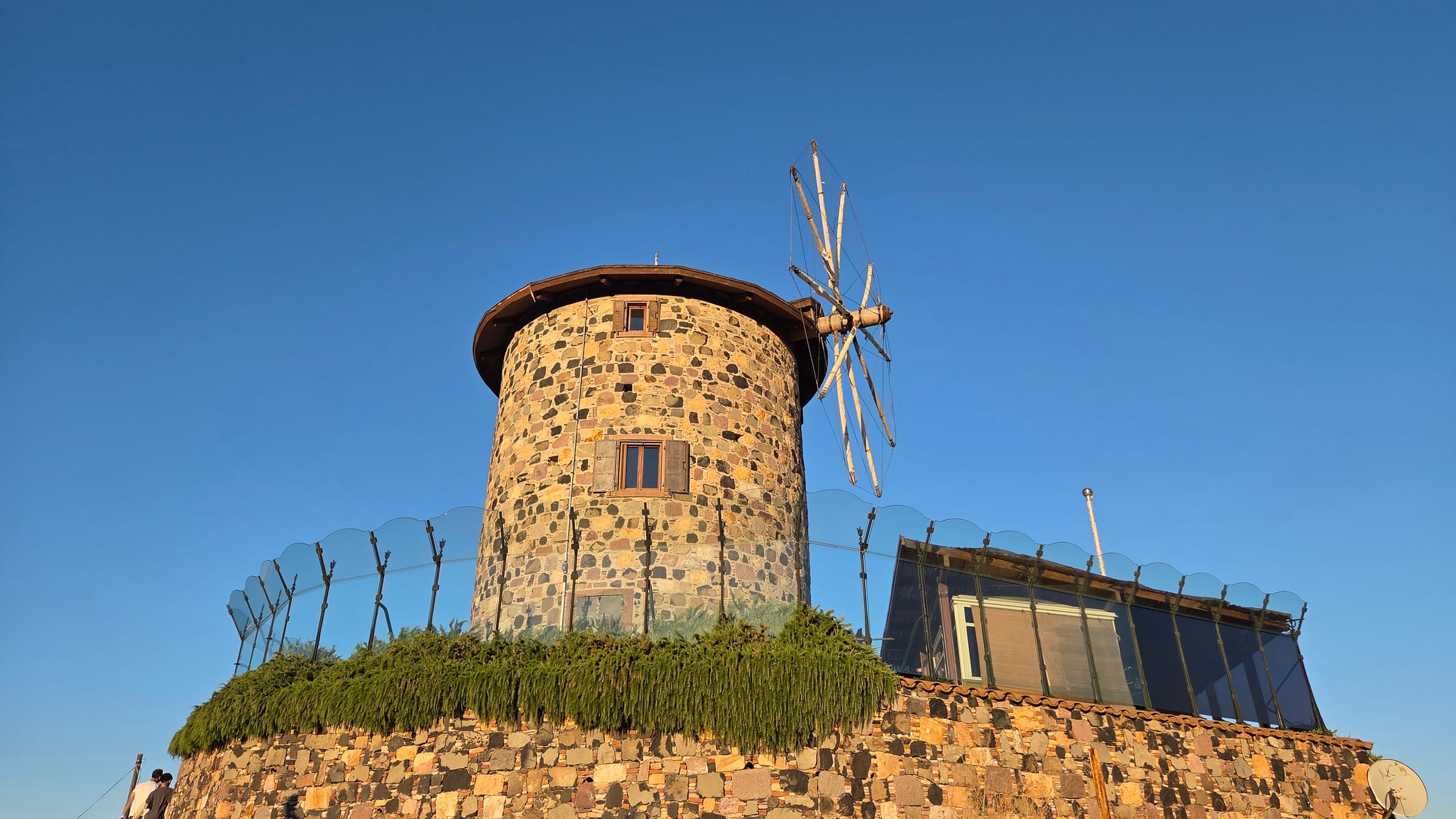 Cunda Adası'ndaki tarihi taş değirmen, gün batımında Aşıklar Tepesi'nde — Cunda Milos butik otel, Ayvalık