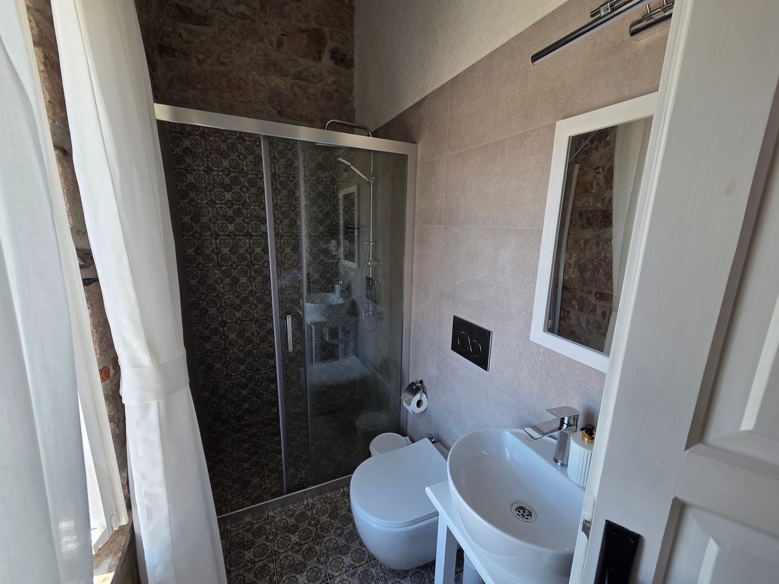 Numara 3 — desenli karolu duşakabinli banyo