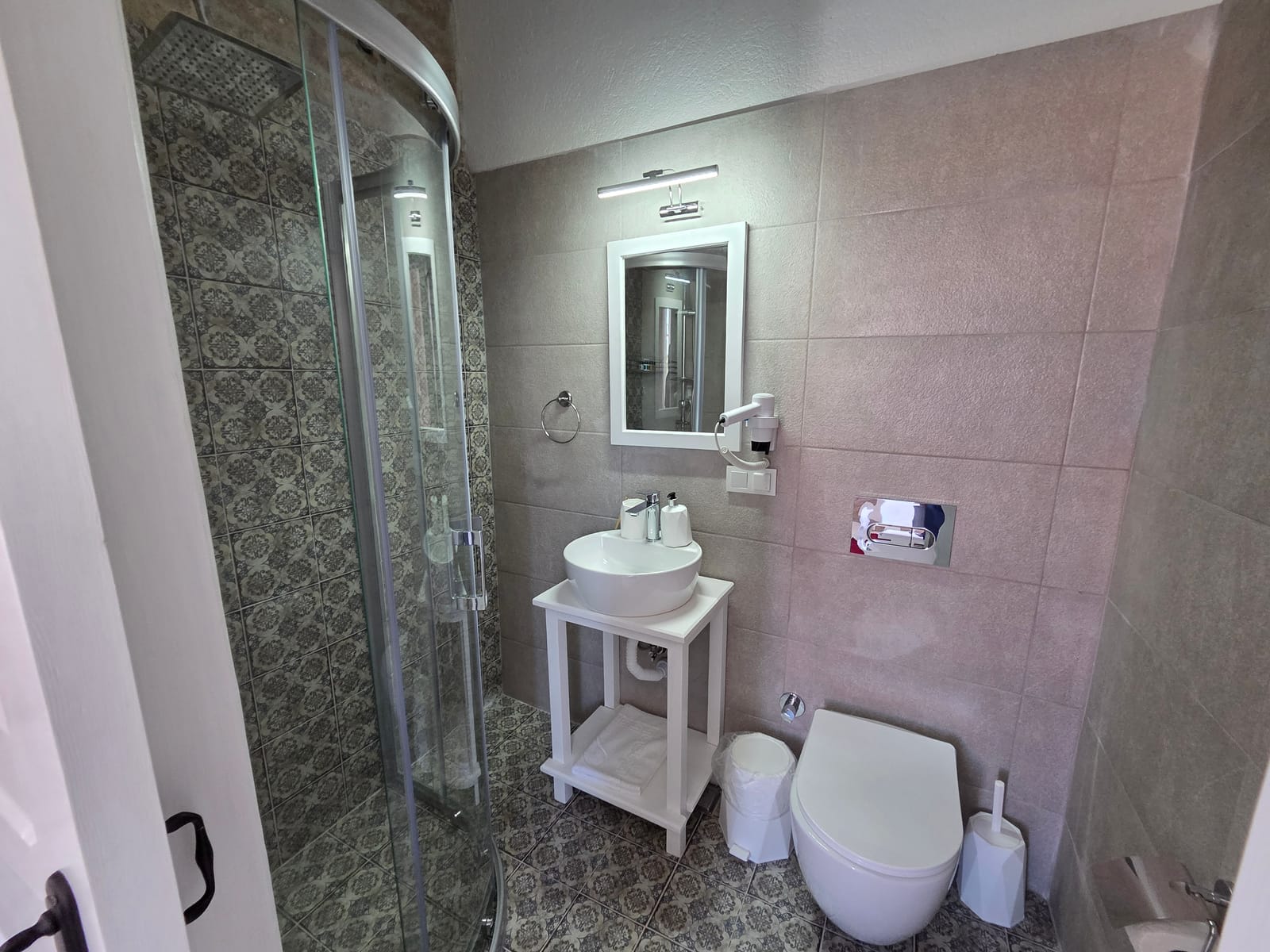 Numara 4 — desenli karolu geniş banyo ve duşakabin