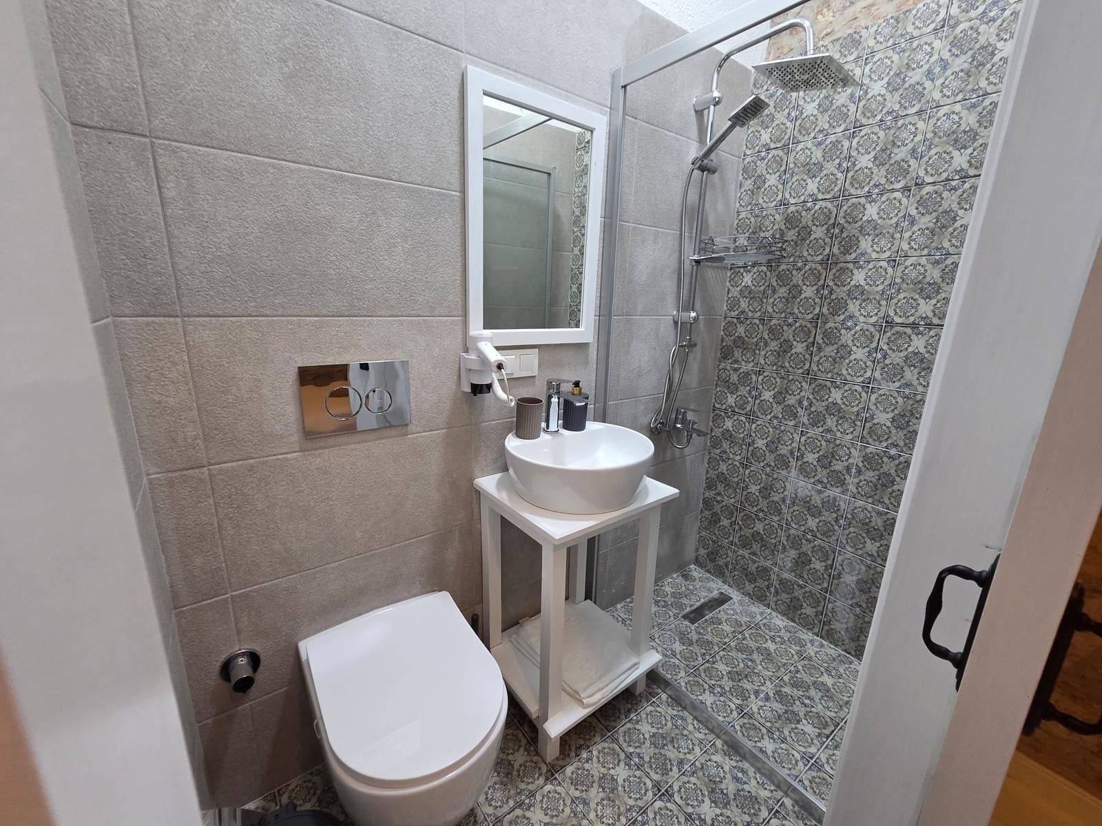 Numara 5 — duşakabinli kompakt banyo
