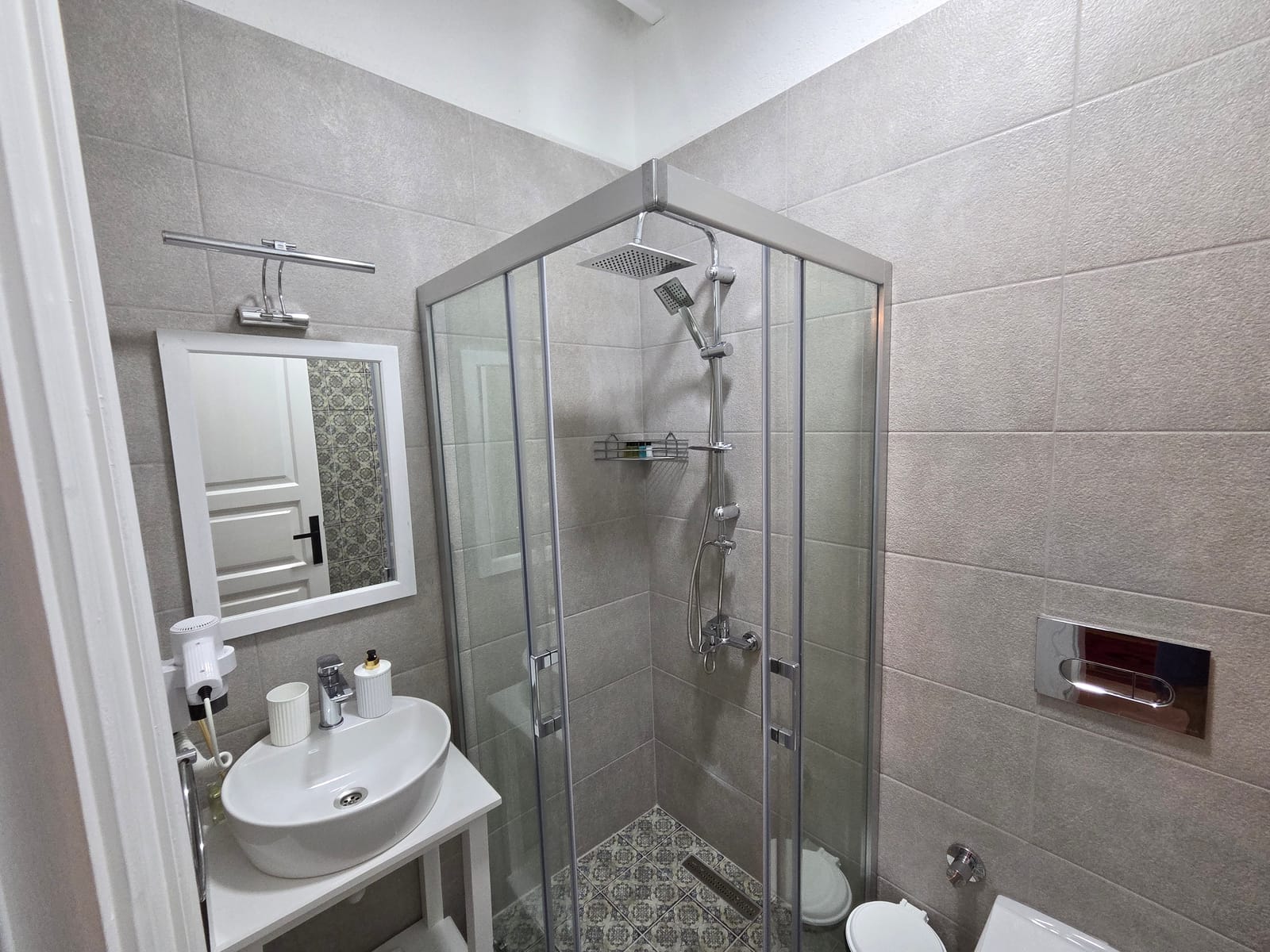 Numara 6 — duşakabinli banyo ve aynalı lavabo