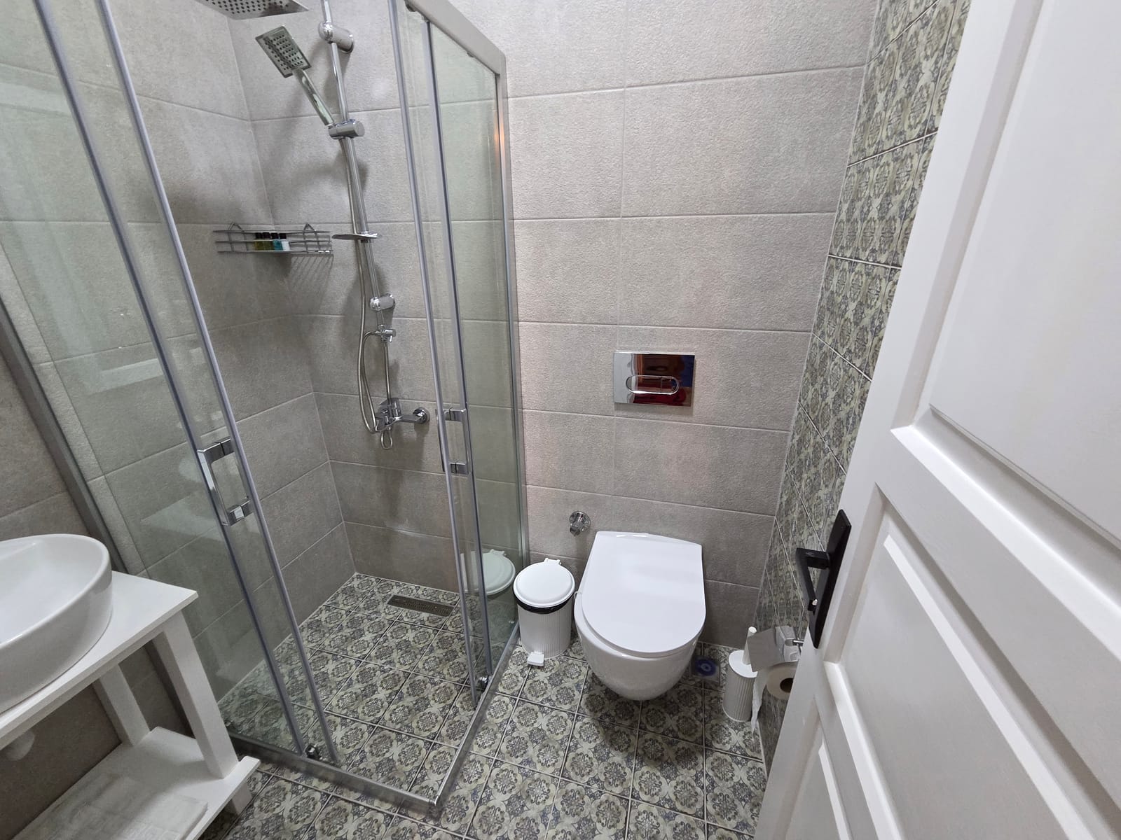 Numara 6 — banyo, desenli zemin karoları