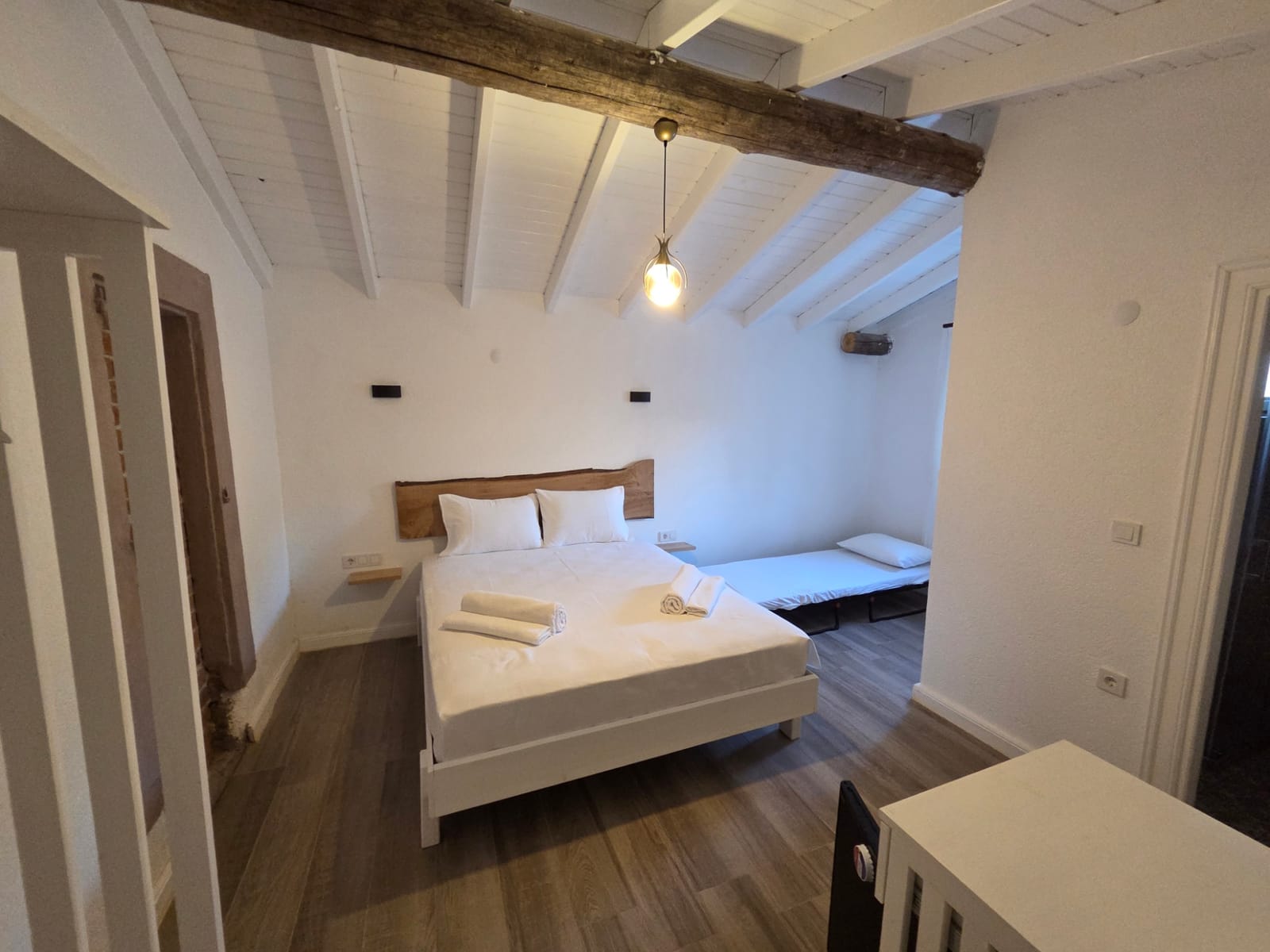 Numara 6 — ahşap kirişli eğimli tavan altında çift ve tek kişilik yatak, Cunda Milos butik otel Ayvalık
